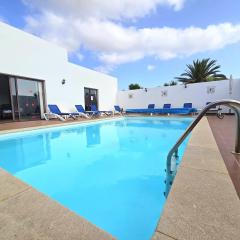 Casa Georgiana, central Playa Blanca, private heated pool