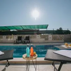 Geräumiges Ferienhaus Mit Pool Für 9 Personen