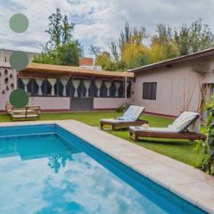 Berdina casa estilo loft con jardín, parrilla y cochera a 3 cuadras de la plaza de Chacras de Coria