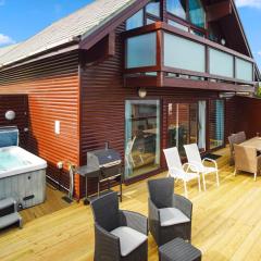 Lux Hot Tub Lodge, Retallack nr Padstow and Newquay