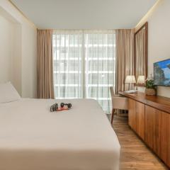 Da Nang Beachfront Apartment Balcony, Infinity Pool By A La Carte