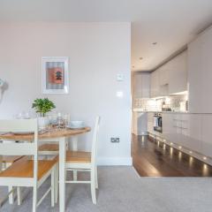 Modern Flat with Balcony next to Station by CTO Serviced Accommodation