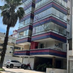 Espaçoso 1 d perto do mar com vaga