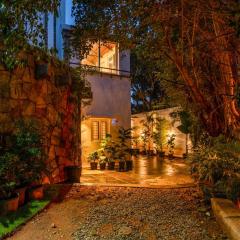 StayVista at The Lakeshore with Lake View, WiFi, Garden