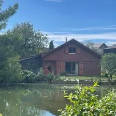 Chalet au bord d'un étang