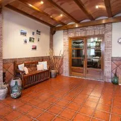 Casa de pueblo con merendero y chimenea.