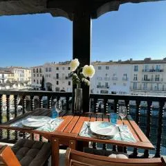 Fully renovated 2-room apartment with AC a large balcony in the center