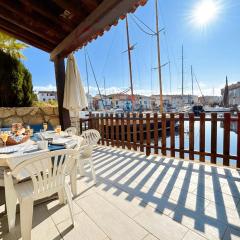 Big fisherman house with WIFI and a mooring close to the beach
