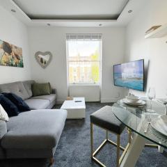 Stylish 2-Bed Flat w Kitchen and Cosy Living Space