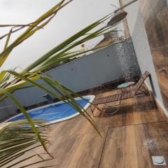 Casa alto padrão em bairro nobre de Caldas Novas com piscina quente e sala de jogos