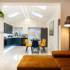 MODERN, 4 bedroom house, Sleeps 8- FREE Wi-Fi & FREE Parking, Garden, Long Stays & Contactors Welcome