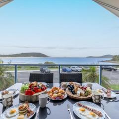 Tah Villa 1, 68 Marine Dr - stunning views, linen and air con