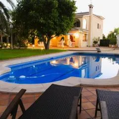 Villa Iluminada con chimenea, barbacoa y piscina cerca Playa
