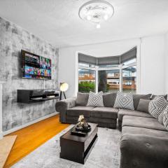 Stylish Three Bedroom House - Accommodates 7 - Parking Available - Garden - Recently Renovated - Top Rated - 162S
