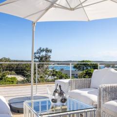 Cloud Nine, 18 Wynne Cres - heated pool, waterviews, beach