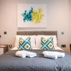 Apartment Thirty Three Staines Upon Thames - Free Parking - Heathrow - Thorpe Park - Studio