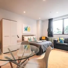 Apartment Twenty Three Staines Upon Thames - Free Parking - Heathrow - Thorpe Park - Studio