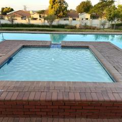 2-BR Apt, Pool access & Balcony, Paulshof