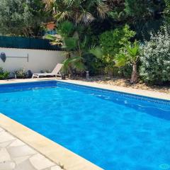 Villa spacieuse à Agde avec piscine et jardin.