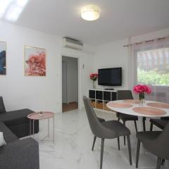 Komfortables Apartment mit privater Terrasse, Spielplatz, Grill, Liegen, Waschmaschine