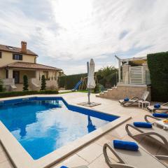 Atemberaubende Villa mit Pool, Jacuzzi, Sauna, Panoramablick, eigener Taverne, Spielplatz, Kamin