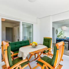 Renoviertes, modernes Apartment nur 200 Meter zum Strand mit Meerblick, Waschmaschine, Grill