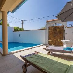 Bezaubernde Villa mit beheizten Privatpool, BBQ, Spielplatz, Waschmaschine