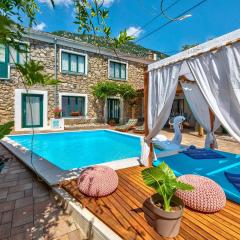 Mediterranes Ferienhaus mit Boulebahn, Spielplatz, Outdoor-Kueche, Tischtennis, Privatpool