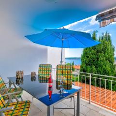 Modernes Apartment nur 350 Meter zum Sandstrand mit Meerblick, eigenem Liegestuhl, Grill