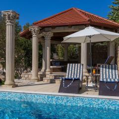 Reizendes Apartment nur 700 Meter zum Strand mit Meerblick, Pool, BBQ, WiFi