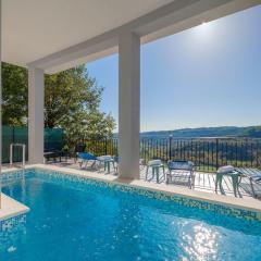 Mediterranes Apartment mit Panoramablick, Pool, Privatparkplatz, Grill