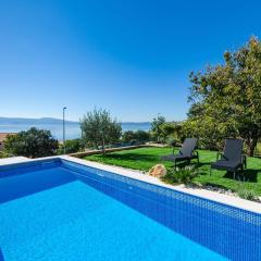 Lichtdurchflutete Penthousewohnung nur 300 Meter zum Strand mit Meerblick, Pool, Grill