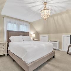 Coastal Cape Cod Retreat by Barlows Landing Beach, Pergola, Firepit & Fenced Yard, Sleep 7 with Smart TVs & Eat-In Kitchen, Family-Friendly Escape Minutes to Old Silver Beach, Woods Hole & Downtown Falmouth