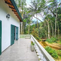 Casa com piscina a 500m da Praia Brava - Ubatuba