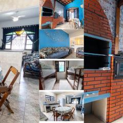 Casa azul, 2 quadras praia-wifi-garagem -churrasqueira e fogão a lenha - Aceita Caes -Caiçara-Praia Grande