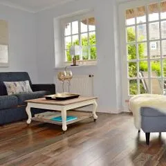 Geschmackvoll ausgestattete 2-Zimmer-Wohnung im EG eines typischen Reetdachhauses