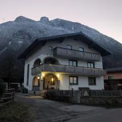 Privatzimmer und Küche mit Balkon und Ausblick