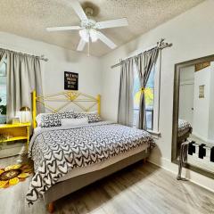 Seattle Home with 2 bedrooms a King bed Queen bed and an Extra Sofa Bed Located 10 minutes from SeaTac Airport and 20 minutes from Downtown