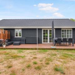 New Modern Holiday Home Near The Beach And City