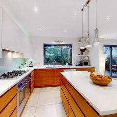 Pass the Keys Charming house in Golders Green