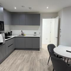 Modern - City Centre - 2BR APT