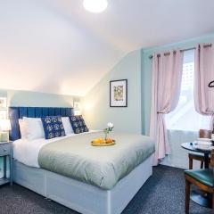 Victoria Park Studio 8 with Private Off-suite Shower Room down a flight of stairs from the main room, Free Parking, Free Netflix, Prime & DisneyPlus