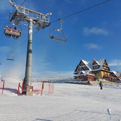 Pokoje Krystyna I Andrzej Łukaszczyk z WIDOKIEM NA GÓRY I STACJE NARCIARSKĄ