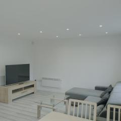 Lovely Modern 2 Bed Flat with parking, close to city centre