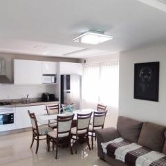 Apto 350 metros do mar com 2 garagens e ar condicionado