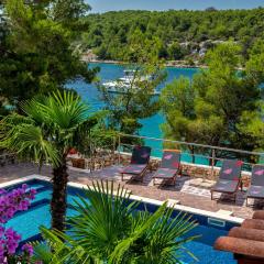 Hidden Heaven Private Resort - Heated Pool