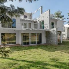 Royal County Villa by StayJadeJacuzziGarden