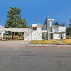 Royal County Villa by StayJadeJacuzziGarden