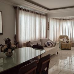 3 dormitórios, com excelente localização, vista para a Praça Flávio Boianoviski e para o mar