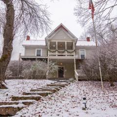 Moore House Inn & Cabins